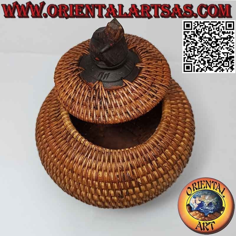 Joyero esférico con escultura tallada en caoba y mimbre