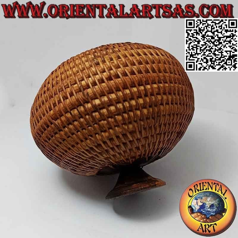 Joyero esférico con escultura tallada en caoba y mimbre