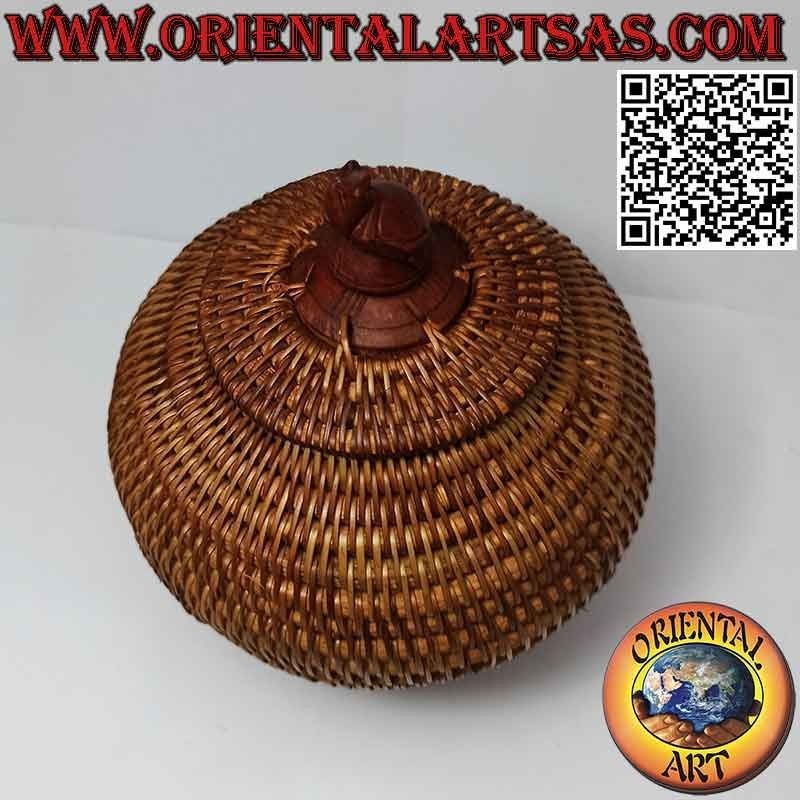 Joyero esférico con escultura tallada en caoba y mimbre