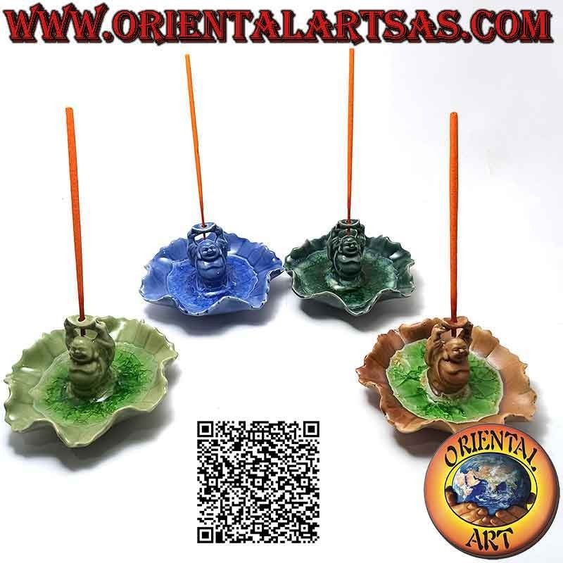 Räucherstäbchenhalter "Buddha der Fülle (Budai) stehend" im bemalten Keramikblatt und glasiertem Innenraum