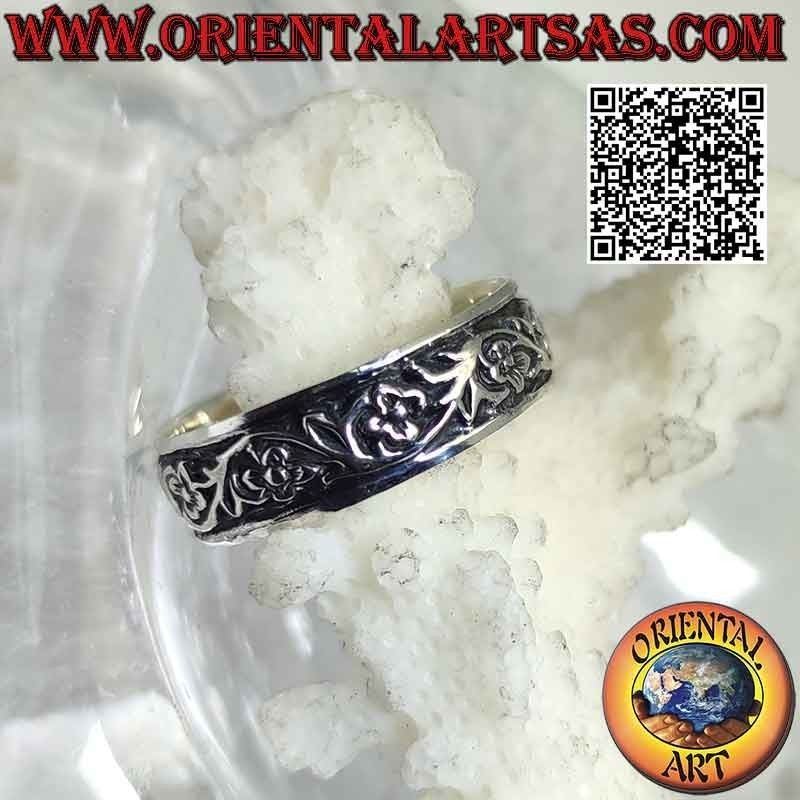 Silberring mit gearbeitetem Band mit Kletterblumendekor im Flachrelief