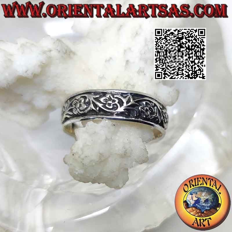 Silberring mit gearbeitetem Band mit Kletterblumendekor im Flachrelief