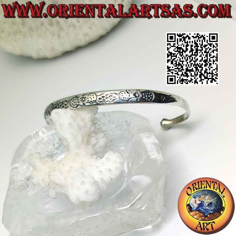 Pulsera rígida en plata 925‰ con decoración maorí simétrica grabada y bola terminal