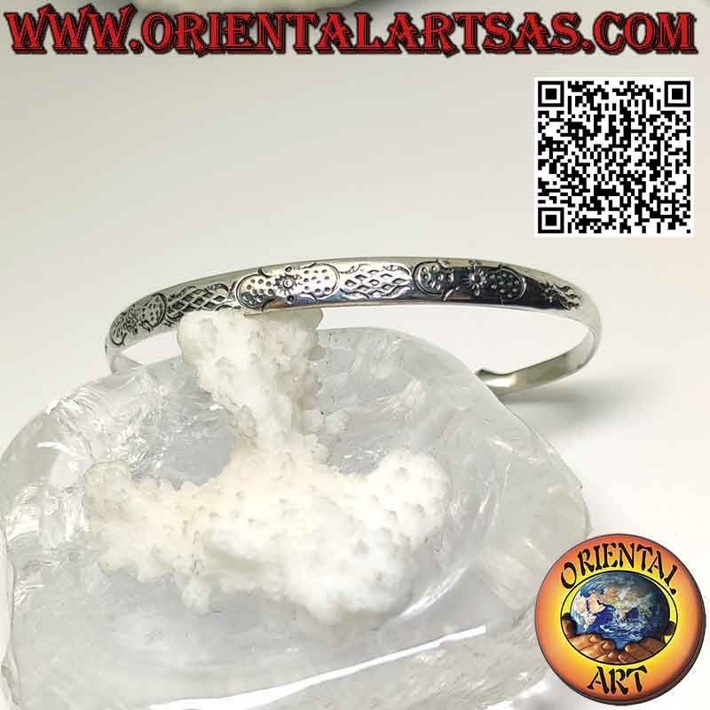 Pulsera rígida en plata 925‰ con decoración maorí simétrica grabada y bola terminal