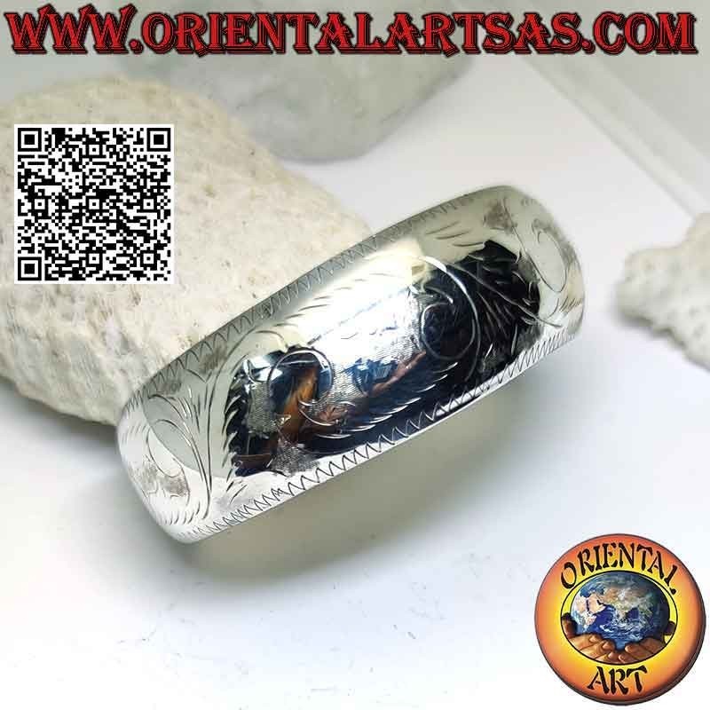 Wide, rounded and smooth 925 ‰ silver rigid bracelet with light baroque engravings