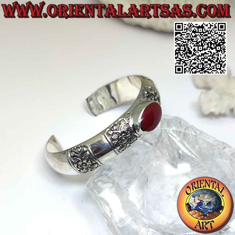 Abgerundetes starres Armband aus 925 ‰ Silber mit graviertem Blumendekor und ovalem rotem Achat