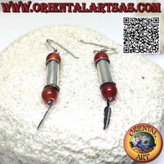 Pendientes cilíndricos de plata con esfera de cornalina en los terminales y colgante de pluma