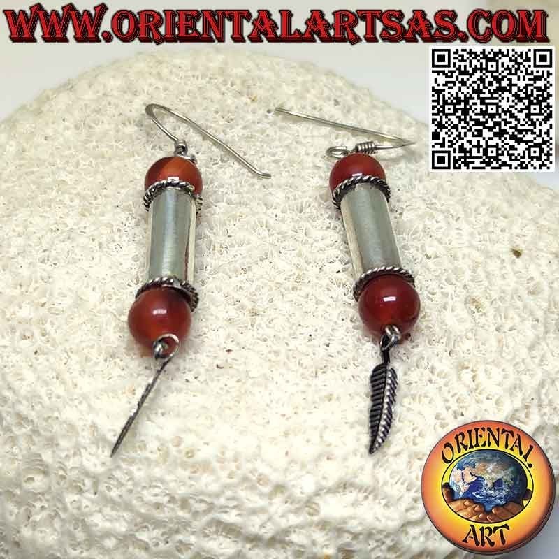 Pendientes cilíndricos de plata con esfera de cornalina en los terminales y colgante de pluma