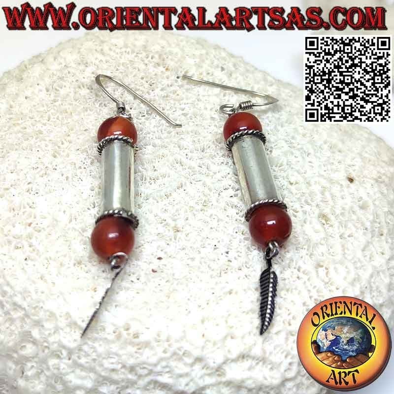 Boucles d'oreilles cylindre en argent avec sphère cornaline sur les bornes et pendentif plume