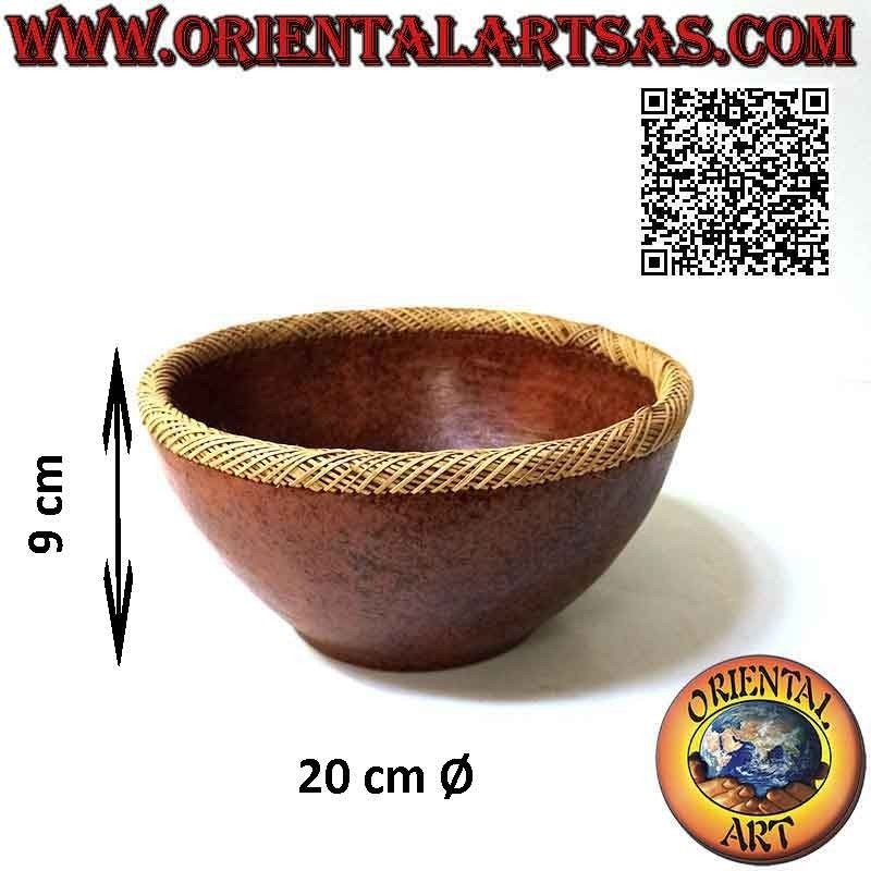 Schüssel der Ureinwohner von Lombok in Terrakotta und röhrenförmigem Rand in Rattan