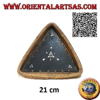 Svuotatasche vassoio triangolare di Lombok in legno di mogano, bordo in midollino e intarsi in madreperla (piccolo)