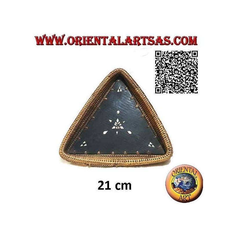 Plateau valet plateau triangulaire Lombok en acajou, bord en osier et incrustations en nacre (petit)