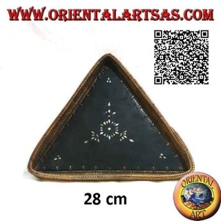 Plateau valet plateau triangulaire Lombok en acajou, bord en osier et incrustations de nacre (grand)