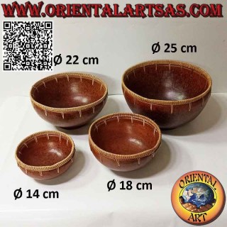 Cuenco redondo de los aborígenes de Lombok en terracota y borde de mimbre