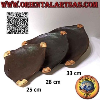 Svuotatasche vassoio triangolare di Lombok in terracotta scura e manici forati in midollino