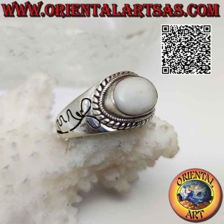 Anello in argento con opale naturale ovale cabochon contornato da intreccio e fiocco inciso sui lati