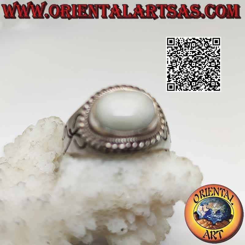 Anello in argento con opale naturale ovale cabochon contornato da intreccio e fiocco inciso sui lati