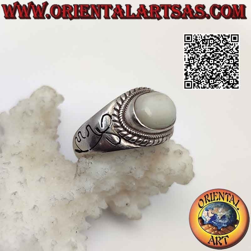 Bague en argent avec cabochon ovale en opale naturelle entourée de tressage et noeud gravé sur les côtés