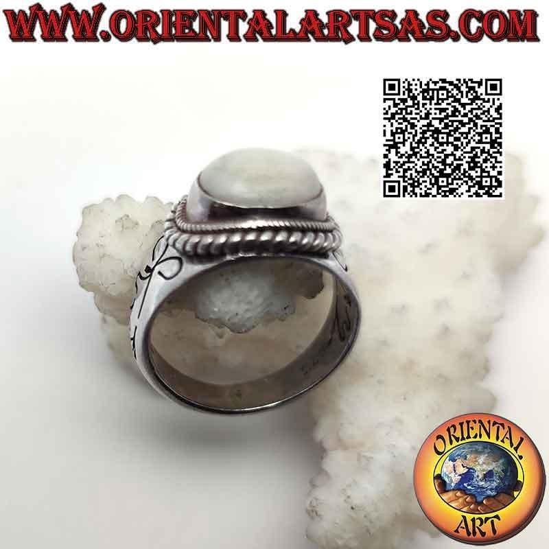 Anello in argento con opale naturale ovale cabochon contornato da intreccio e fiocco inciso sui lati