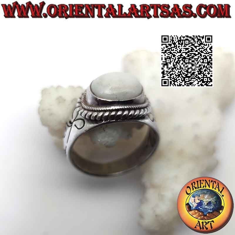 Bague en argent avec cabochon ovale en opale naturelle entourée de tressage et noeud gravé sur les côtés