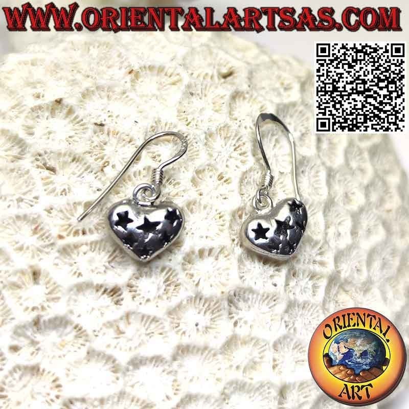 Pendientes de plata con cierre de corazón liso con estrellas perforadas en un lateral