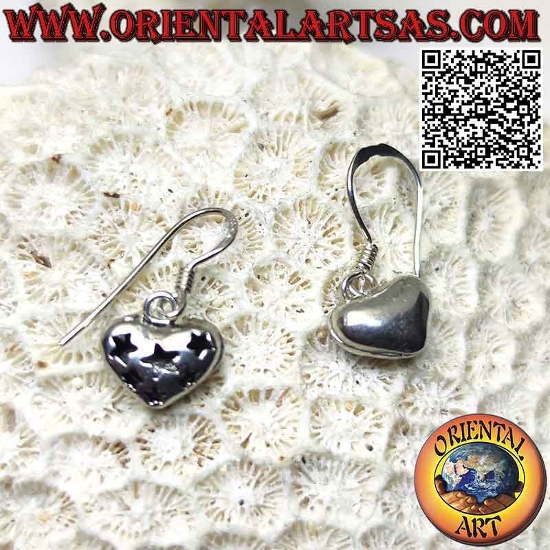 Pendientes de plata con cierre de corazón liso con estrellas perforadas en un lateral