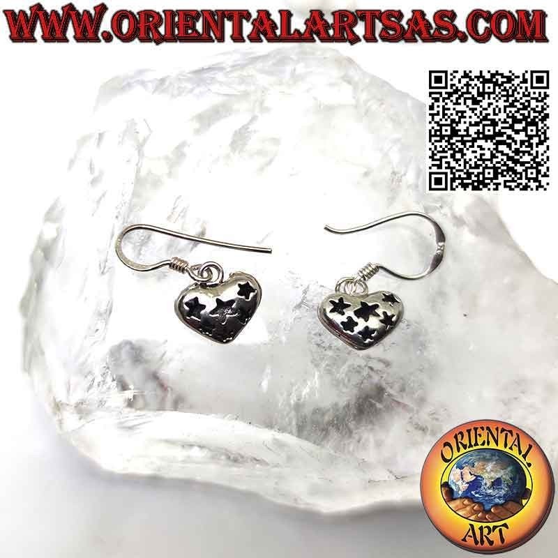 Pendientes de plata con cierre de corazón liso con estrellas perforadas en un lateral