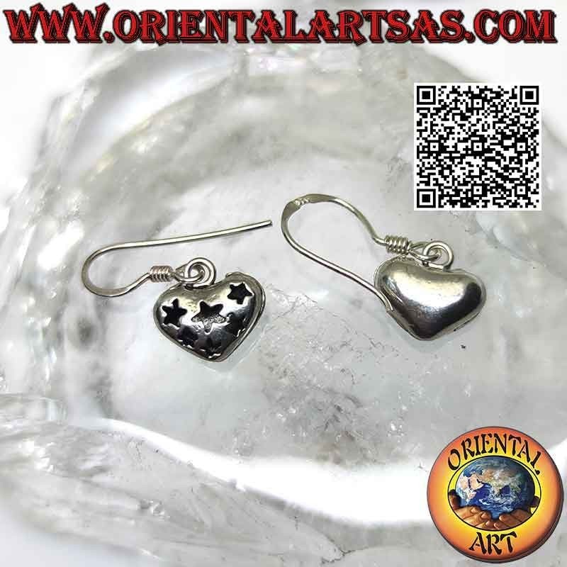 Pendientes de plata con cierre de corazón liso con estrellas perforadas en un lateral