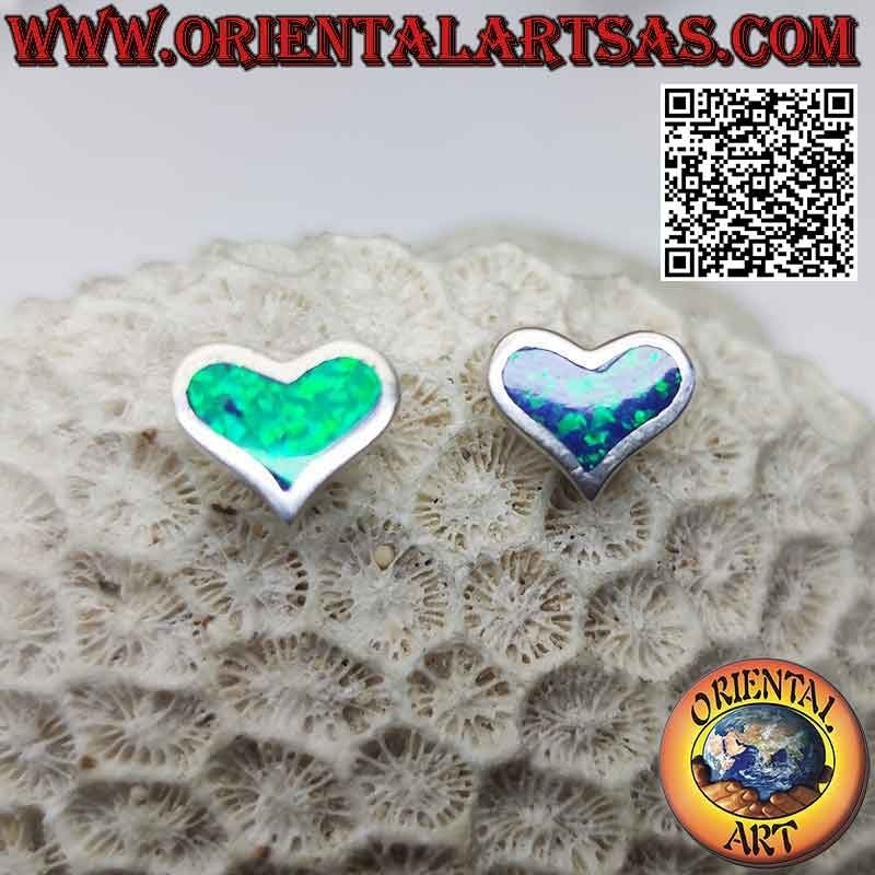 Silberohrringe mit blauem Feueropal in Form eines breiten Herzens und glatter Fassung