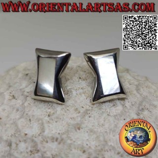 Pendientes de lóbulo de plata con nácar rectangular al ras en un marco de reloj de arena liso