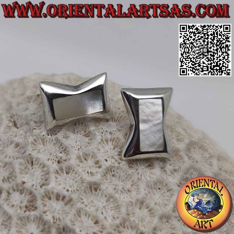 Pendientes de lóbulo de plata con nácar rectangular al ras en un marco de reloj de arena liso