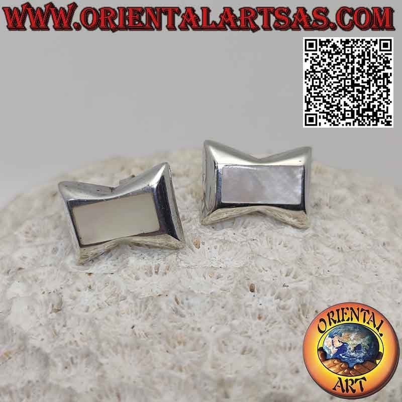 Pendientes de lóbulo de plata con nácar rectangular al ras en un marco de reloj de arena liso