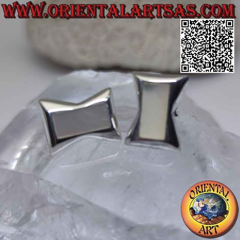 Boucles d'oreilles lobes en argent avec nacre rectangulaire affleurante sur une monture de sablier lisse