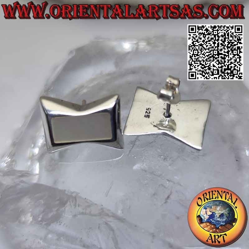 Boucles d'oreilles lobes en argent avec nacre rectangulaire affleurante sur une monture de sablier lisse