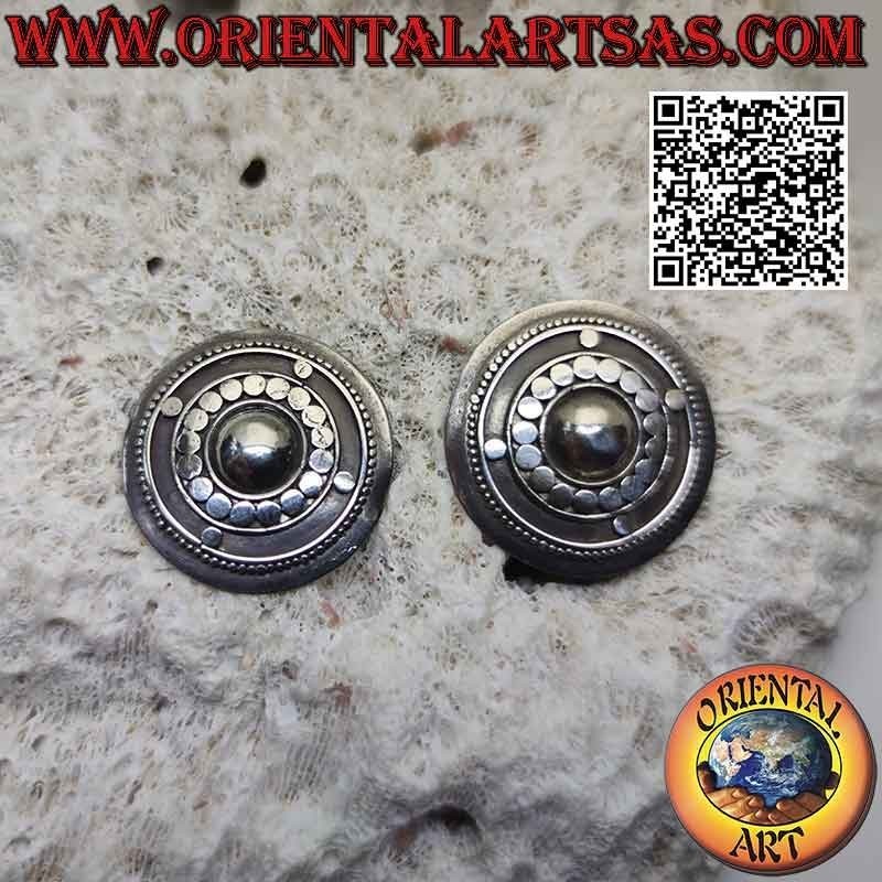 Boucles d'oreilles bouclier en argent avec dôme entouré d'un compas formé de clous et de boules