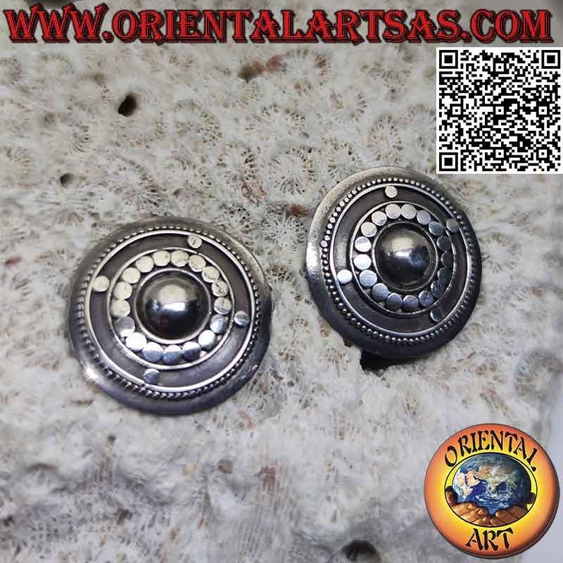 Pendientes escudo de plata con cúpula rodeada de un compás formado por tachuelas y bolas