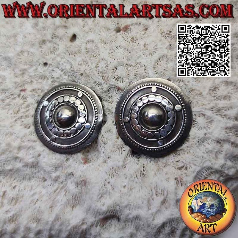 Boucles d'oreilles bouclier en argent avec dôme entouré d'un compas formé de clous et de boules