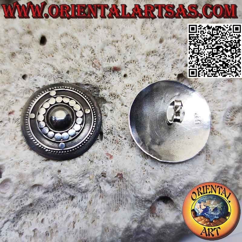 Pendientes escudo de plata con cúpula rodeada de un compás formado por tachuelas y bolas