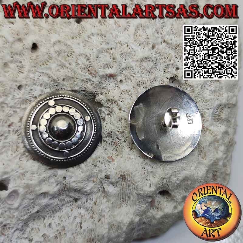 Pendientes escudo de plata con cúpula rodeada de un compás formado por tachuelas y bolas