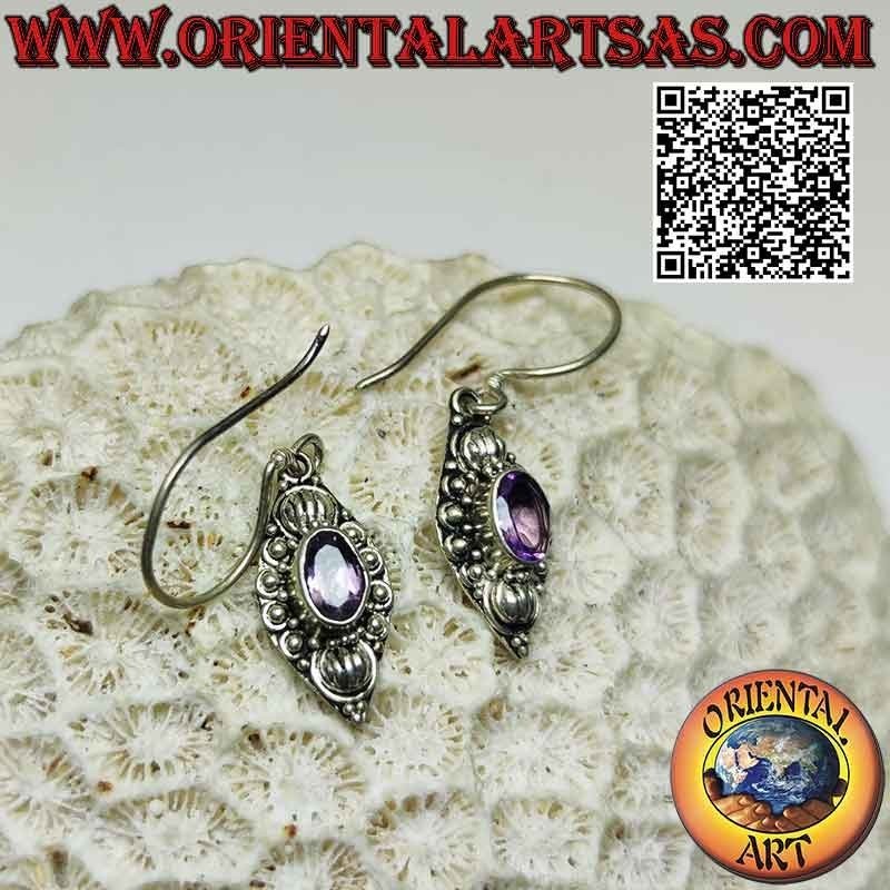Pendientes colgantes de plata con amatista natural ovalada facetada sobre un marco decorado con conchas y bolitas