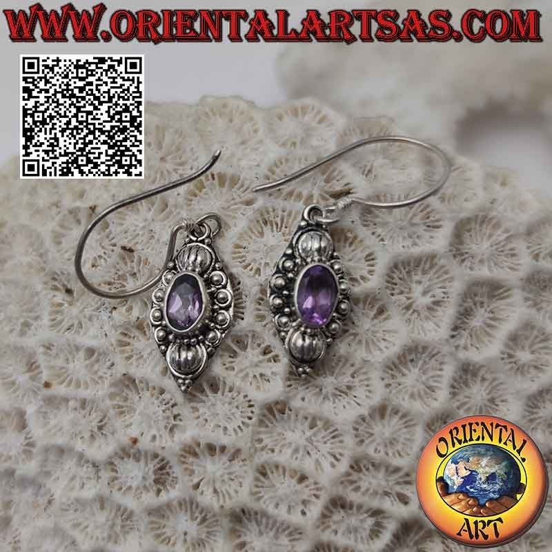 Boucles d'oreilles pendantes en argent avec améthyste ovale naturelle sur un sertissage coquillage et boule