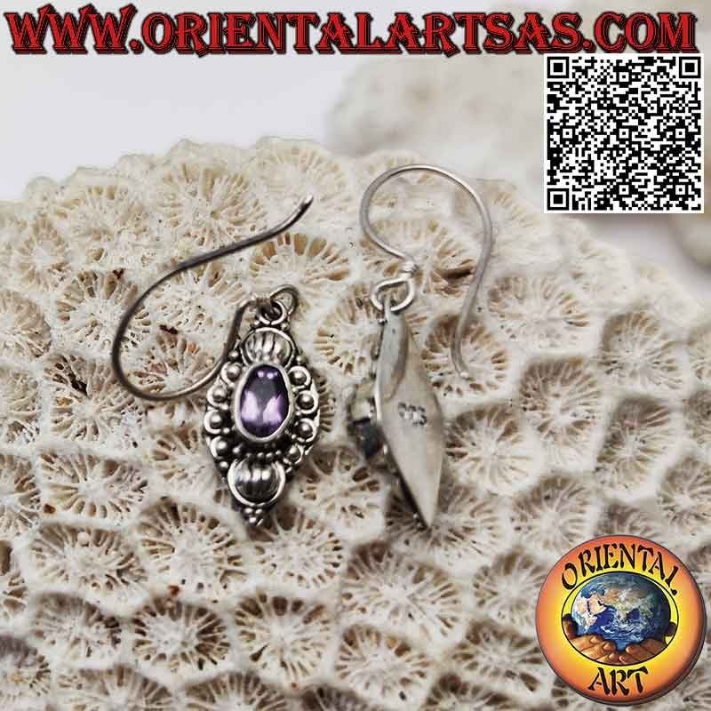 Silberne Ohrhänger mit natürlichem ovalem Amethyst an einem mit Muscheln und Kugeln verzierten Rahmen