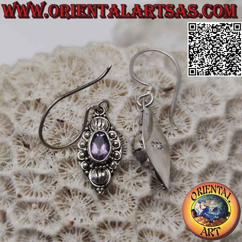 Pendientes colgantes de plata con amatista natural ovalada facetada sobre un marco decorado con conchas y bolitas