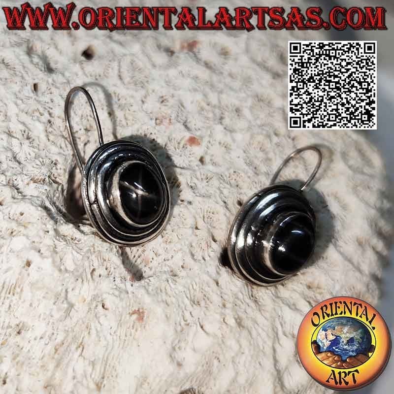 Silberohrringe mit schwarzem Stern (Sterndiopsid) ovaler Cabochon hoch, umgeben von drei konzentrischen Linien
