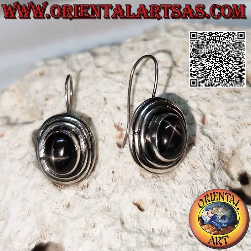 Pendientes de plata con estrella negra (diópsido de estrella) cabujón ovalado alto rodeado de tres líneas concéntricas