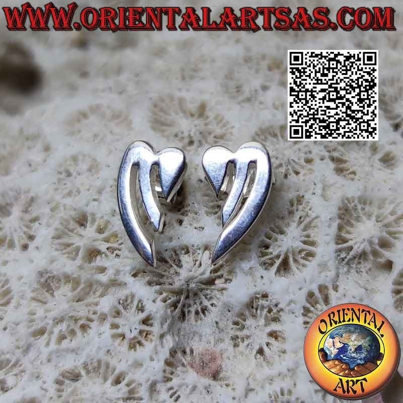 Pendientes de plata de lóbulo corazón liso con punta alargada y par de líneas perforadas