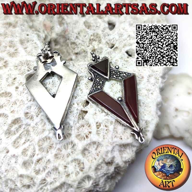 Pendientes romboidales de plata tachonados de marcasita con inserciones triangulares y de cornalina