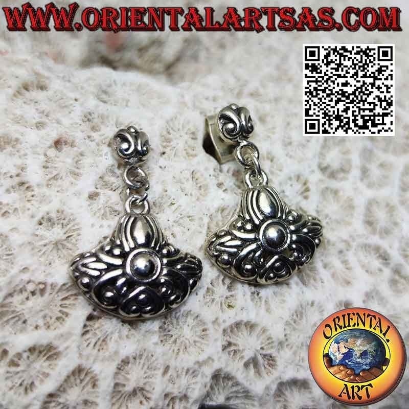 Boucles d'oreilles lobe en argent avec goutte arrondie décorée d'un motif floral celtique