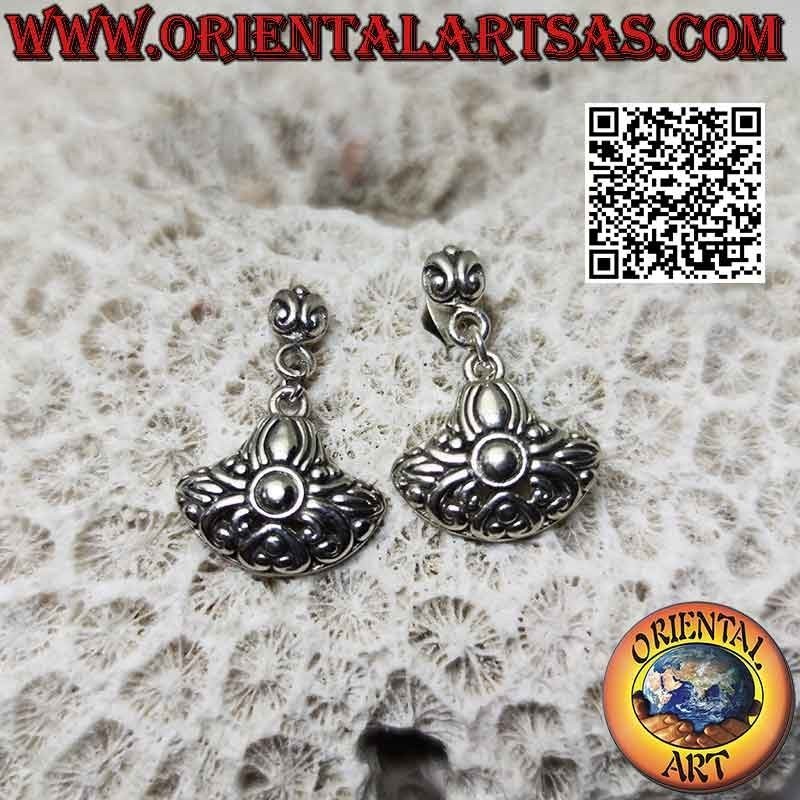 Pendientes de lóbulo de plata con gota redondeada decorada con motivo floral celta