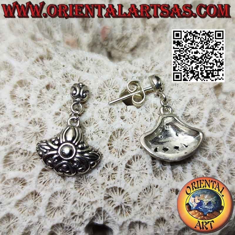 Pendientes de lóbulo de plata con gota redondeada decorada con motivo floral celta